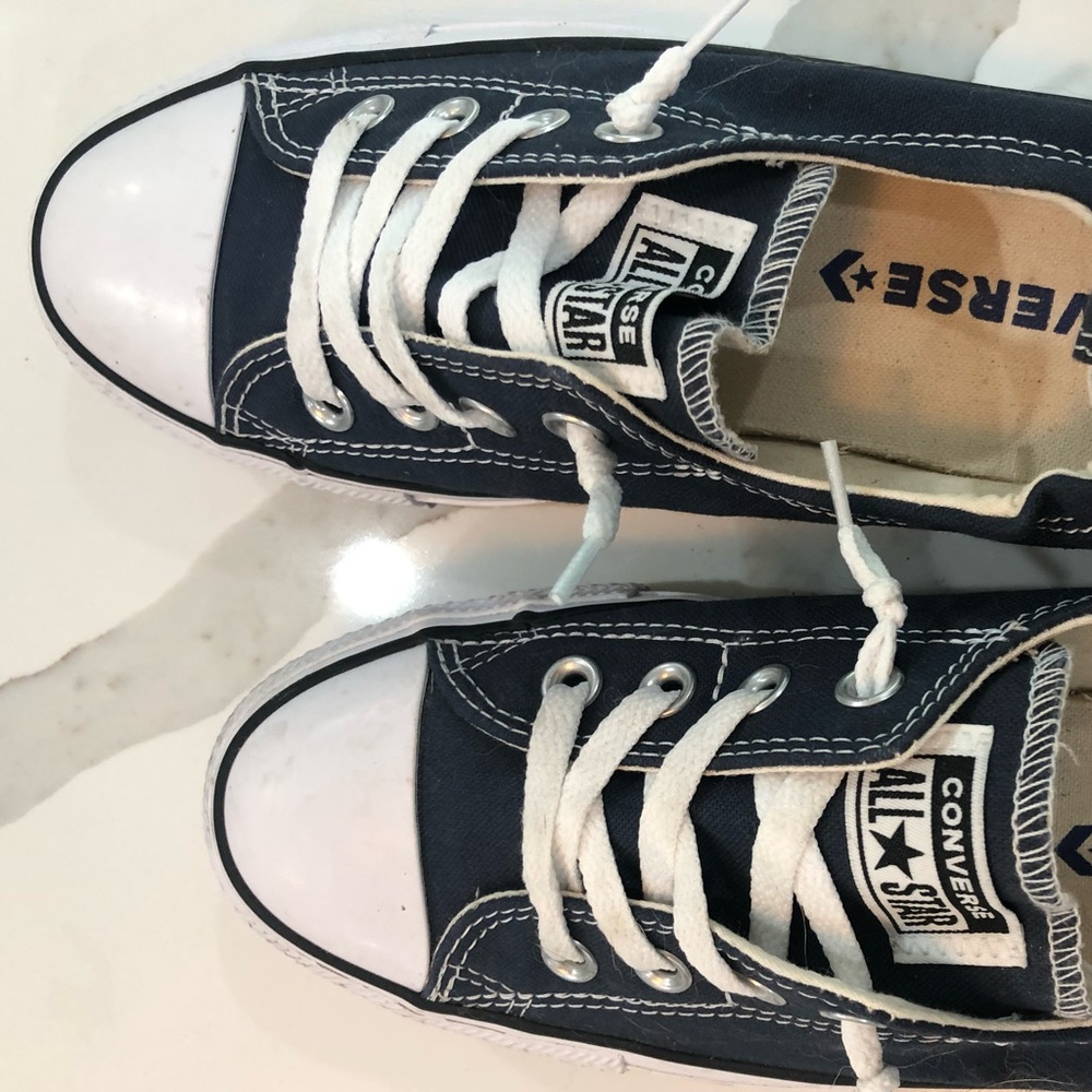 Women’s Converse All Stars Sz 9 navy blue